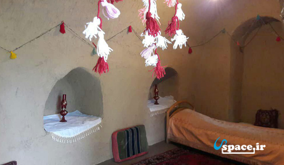 نمای داخل اتاق اقامتگاه بوم گردی دلنوازان - همدان - روستای امزاجرد