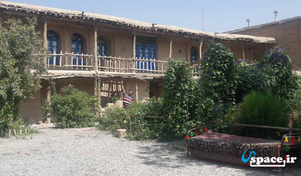 نمای محوطه اقامتگاه بوم گردی دلنوازان - همدان - روستای امزاجرد
