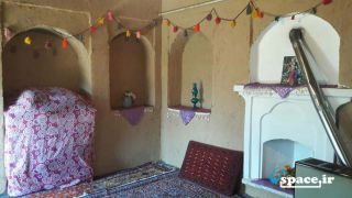 نمای داخل اتاق اقامتگاه بوم گردی دلنوازان - همدان - روستای امزاجرد